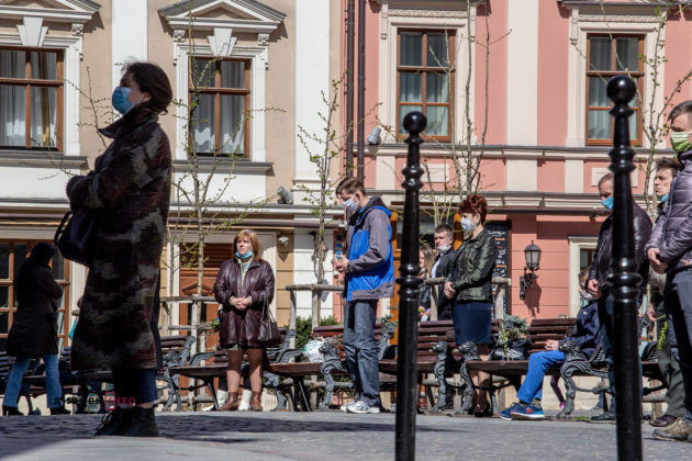 Порушуючи карантин, але з соціальною дистанцією: як львів’яни святкують Вербну неділю (фоторепортаж)