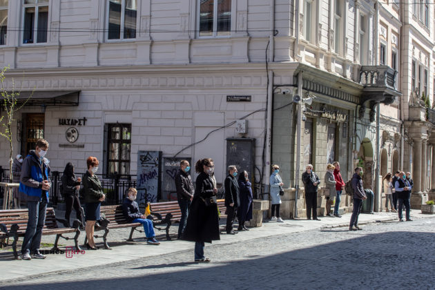 Порушуючи карантин, але з соціальною дистанцією: як львів’яни святкують Вербну неділю (фоторепортаж)