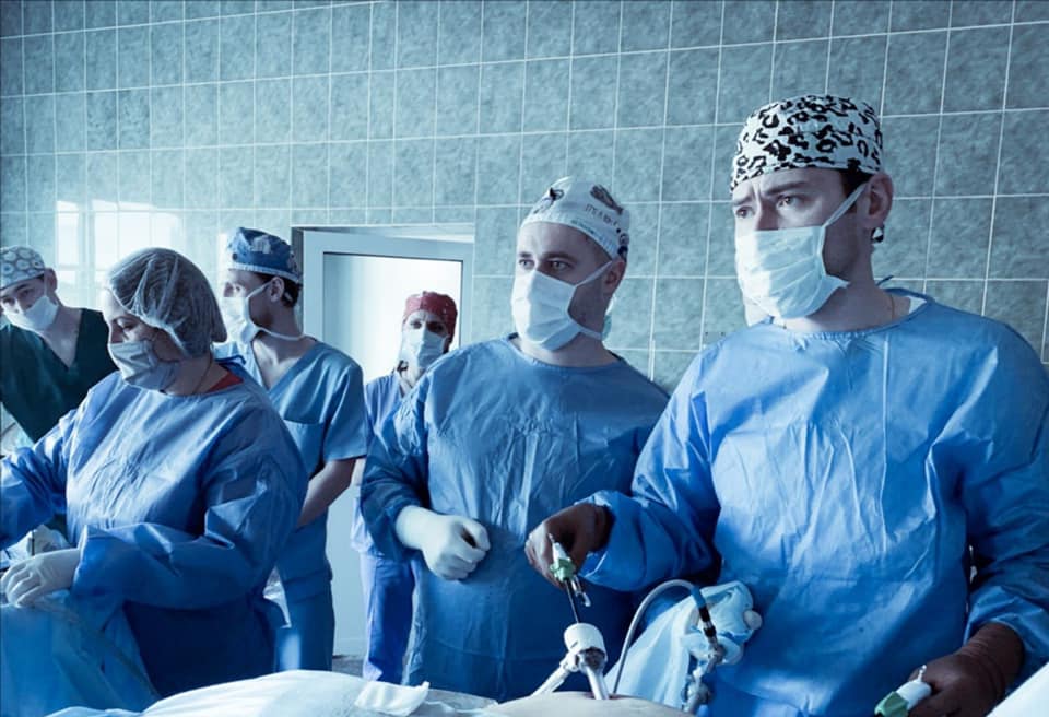 У лікарні швидкої допомоги Львова лікарі вперше видалили пухлину в нирці  лапароскопічним методом