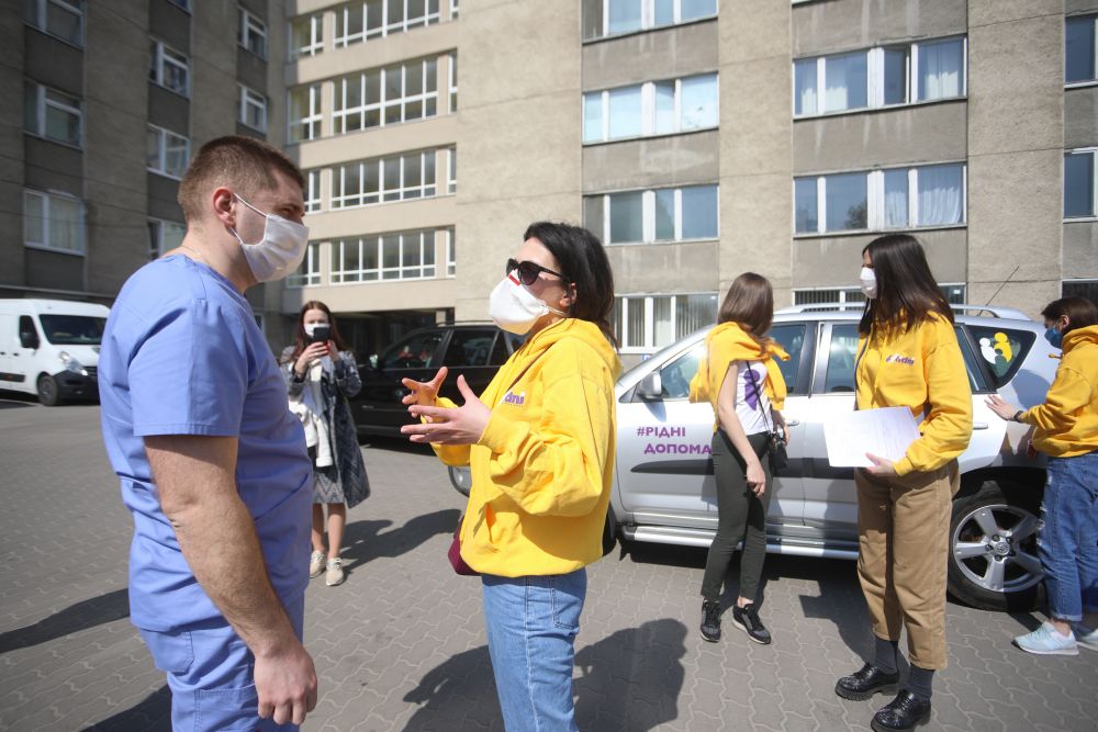 У Львові благодійники передали засоби захисту для лікарні швидкої допомоги