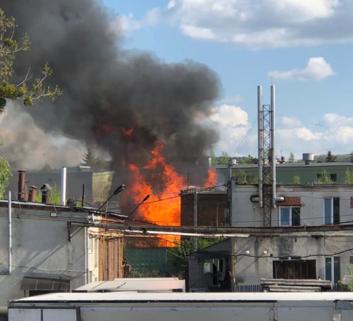 У Львові на території колишнього заводу сталась масштабна пожежа У Львові на території колишнього заводу сталась масштабна пожежа
