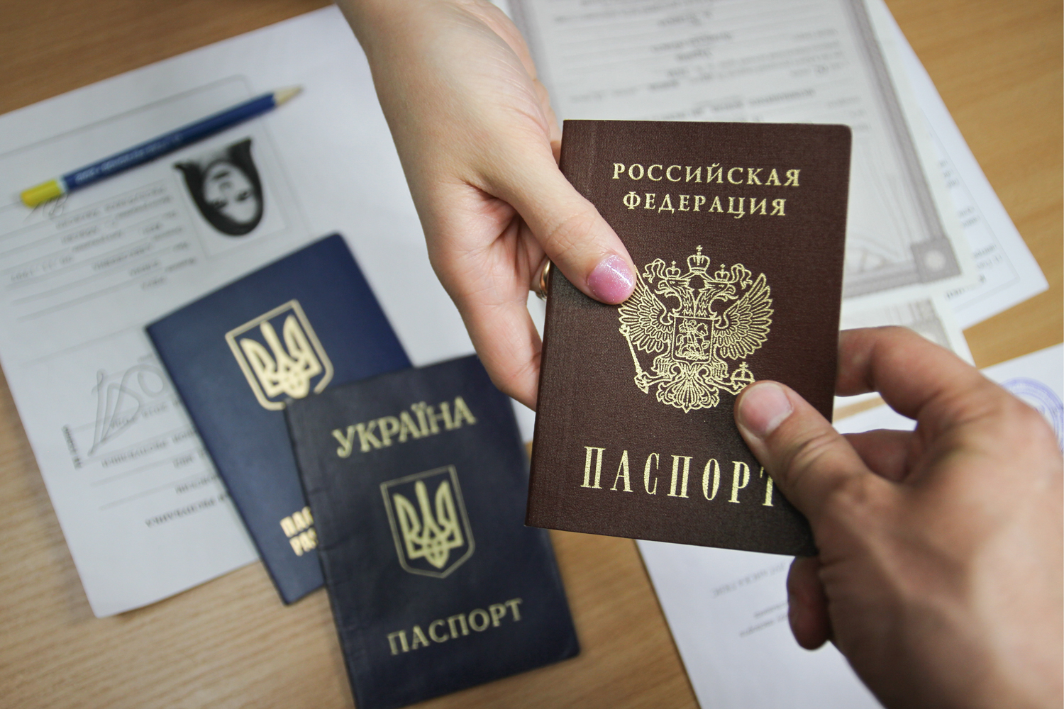 Centre for issuing Russian passports opens in Lugansk, east Ukraine