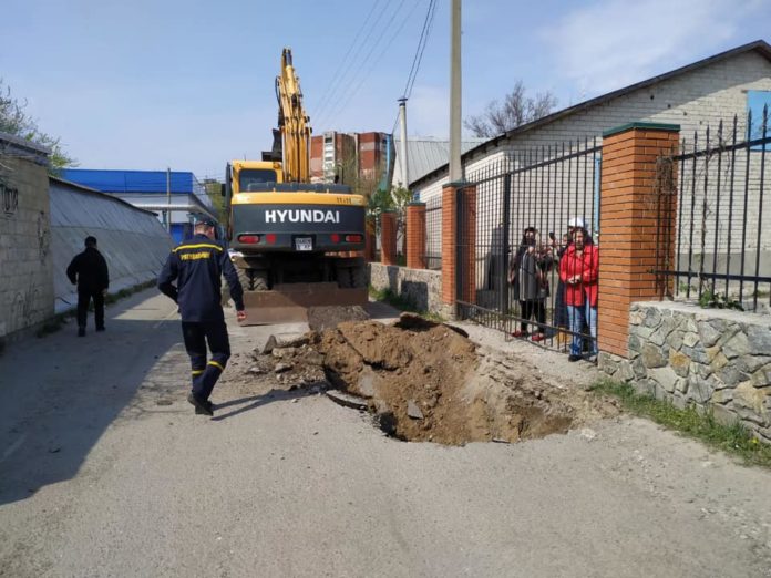 У Дніпрі перед храмом УПЦ МП вирили траншею (фото) У Дніпрі перед храмом УПЦ МП вирили траншею (фото)