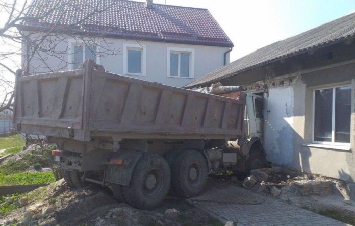 На Пустомитівщині вантажівка в’їхала в будинок На Пустомитівщині вантажівка в’їхала в будинок