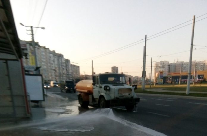 У Львові і надалі дезінфікують вулиці (фото) У Львові і надалі дезінфікують вулиці (фото)