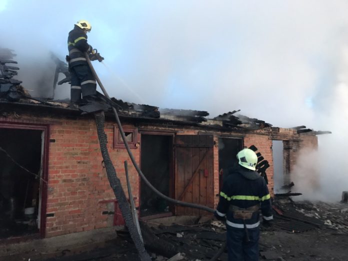 На Львівщині внаслідок пожежі вогнем знищено 2 господарські будівлі та 3 мотоцикли На Львівщині внаслідок пожежі вогнем знищено 2 господарські будівлі та 3 мотоцикли
