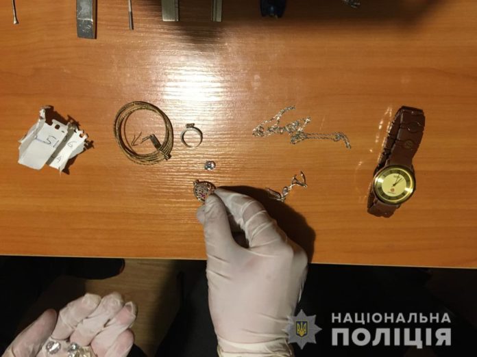 Поліцейські затримали зловмисників, які обікрали квартири у Львові Поліцейські затримали зловмисників, які обікрали квартири у Львові