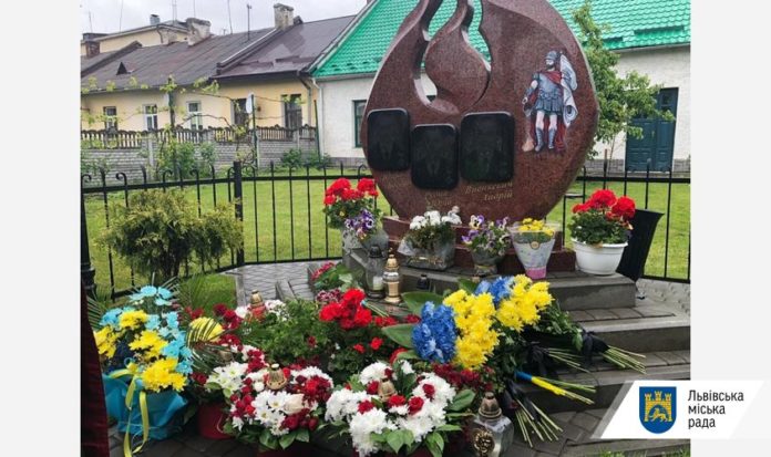 На Львівщині вшанували рятувальників, які загинули на сміттєзвалищі в Грибовичах На Львівщині вшанували рятувальників, які загинули на сміттєзвалищі в Грибовичах