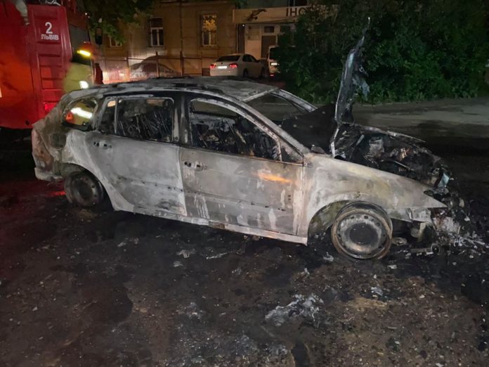 У Львові вогонь знищив автомобіль «Renault Laguna» У Львові вогонь знищив автомобіль «Renault Laguna»