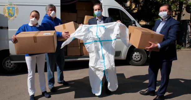 Львівським медикам передали партію захисних костюмів