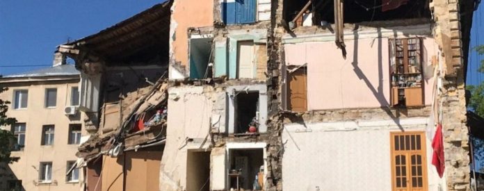 В Одесі впали чотири поверхи житлового будинку — під завалами шукають людей (відео) В Одесі впали чотири поверхи житлового будинку — під завалами шукають людей (відео)