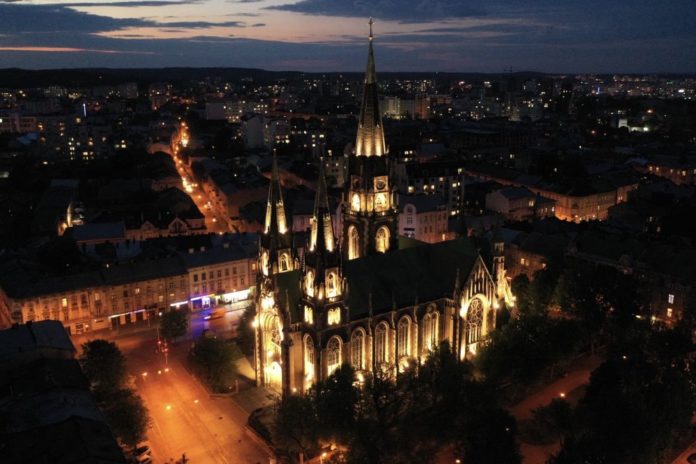 У Львові підсвітили храм св. Ольги та Єлизавети (фото) У Львові підсвітили храм св. Ольги та Єлизавети (фото)