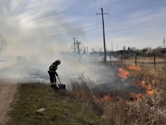 На Львівщині надзвичайники ліквідували 6 пожеж сухої трави На Львівщині надзвичайники ліквідували 6 пожеж сухої трави