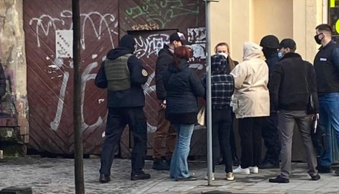 Правоохоронці затримали шахраїв, які привласнювали квартири у Львові Правоохоронці затримали шахраїв, які привласнювали квартири у Львові