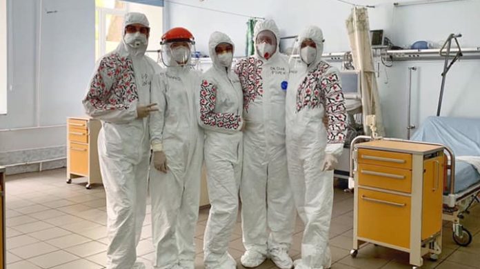 Львівські медики перетворили свої захисні костюми на вишиванки (фото) Львівські медики перетворили свої захисні костюми на вишиванки (фото)
