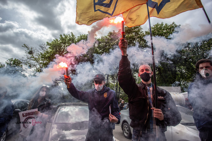 Під стінами ЛОДА протестувальники вимагали відставки Єрмака (фото) Під стінами ЛОДА протестувальники вимагали відставки Єрмака (фото)