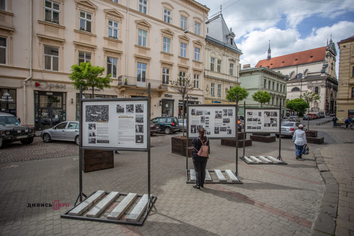 У центрі Львова відкрили фотовиставку до 100-річчя св.Папи Івана Павла ІІ (фото) У центрі Львова відкрили фотовиставку до 100-річчя св.Папи Івана Павла ІІ (фото)
