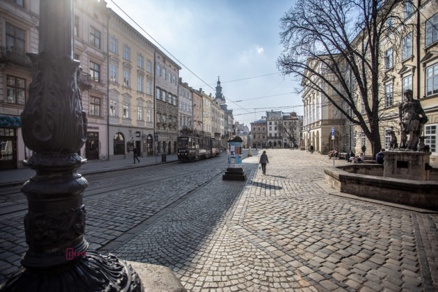 У центрі Львова чоловік погрожував із ножем перехожим