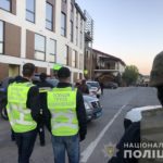 Біля Львова чоловік погрожує підірвати гранату в ресторані - 4