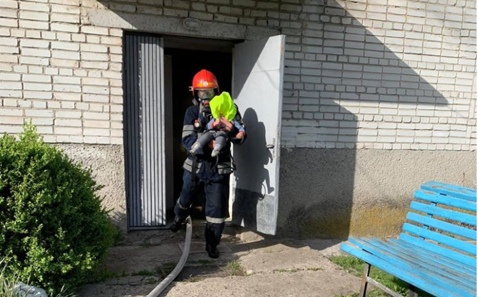 На Львівщині пожежники врятували 3 дорослих і немовля На Львівщині пожежники врятували 3 дорослих і немовля
