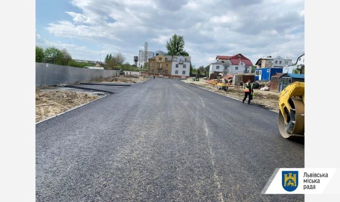 На ділянці вулиць Залізнична – Левандівська влаштували перший шар асфальту На ділянці вулиць Залізнична – Левандівська влаштували перший шар асфальту