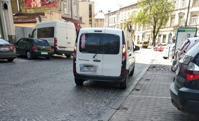 У Львові іноземець намагався підкупити патрульних У Львові іноземець намагався підкупити патрульних