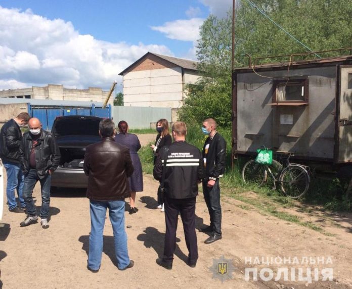 Поліція викрила шахраїв, які викидали сміття на Львівщині Поліція викрила шахраїв, які викидали сміття на Львівщині