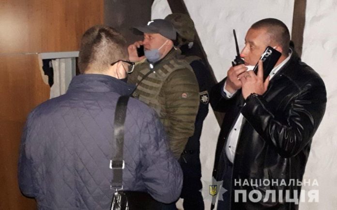 Біля Львова чоловік погрожує підірвати гранату в ресторані Біля Львова чоловік погрожує підірвати гранату в ресторані