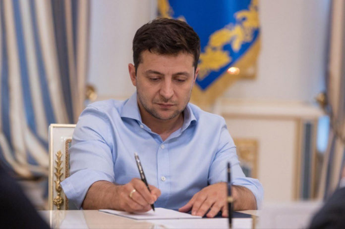 Президент підписав закон про обов’язкове тестування українців на коронавірус Президент підписав закон про обов’язкове тестування українців на коронавірус