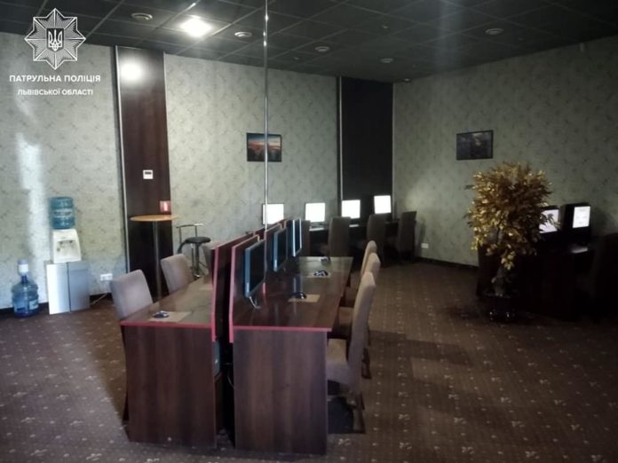 У Львові патрульні виявили прихований зал з ігровими автоматами У Львові патрульні виявили прихований зал з ігровими автоматами