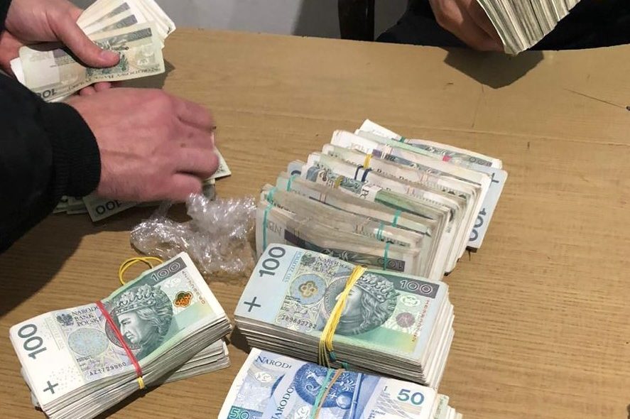 Митники вилучили у мешканця Львівщини валюти на понад півтора мільйон
