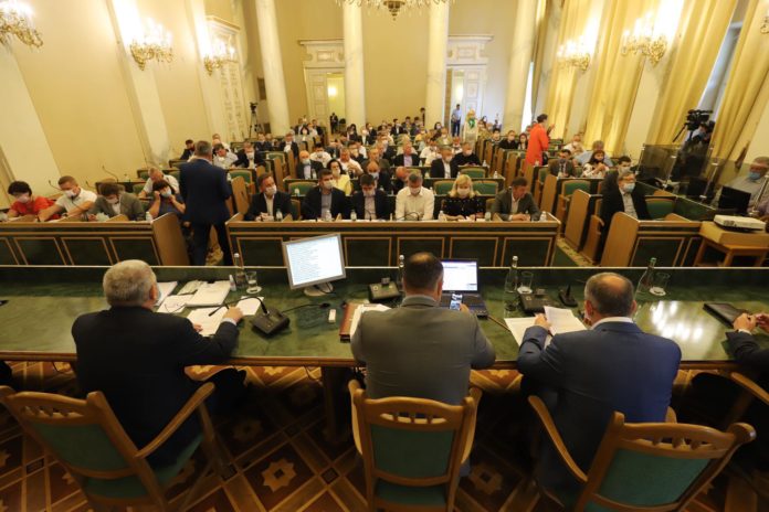 В облраді депутати пересварилися через продаж майна В облраді депутати пересварилися через продаж майна