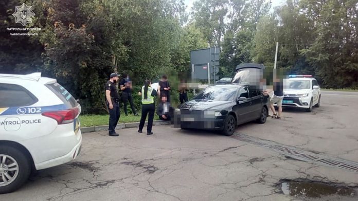 Львівські патрульні затримали 4 осіб, які незаконно перетнули кордон Львівські патрульні затримали 4 осіб, які незаконно перетнули кордон