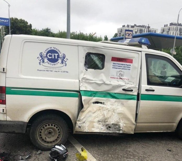 У Львові інкасаторська автівка скоїла аварію з мотоциклістом У Львові інкасаторська автівка скоїла аварію з мотоциклістом