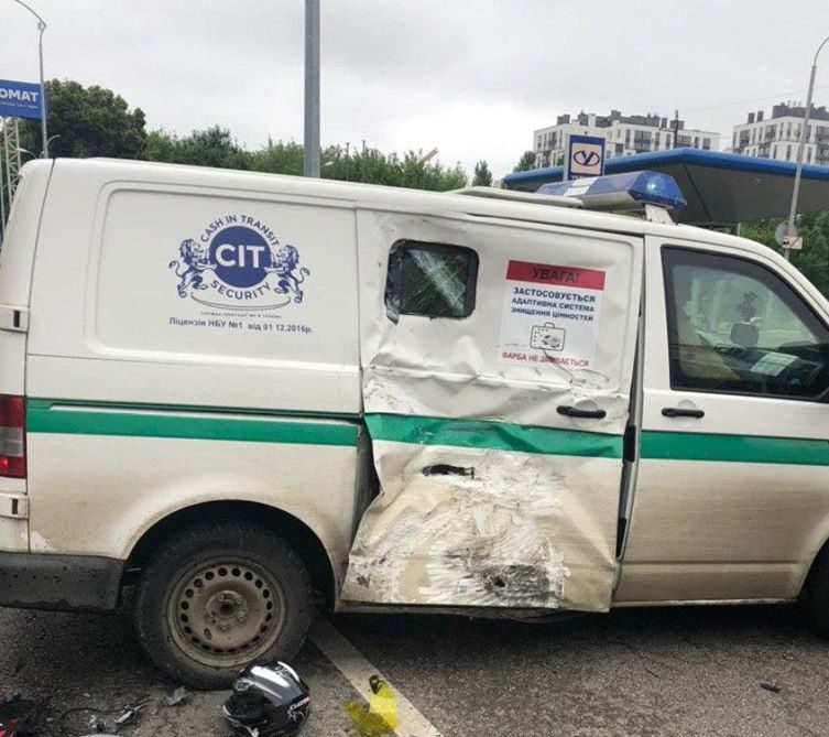 У Львові інкасаторська автівка скоїла аварію з мотоциклістом