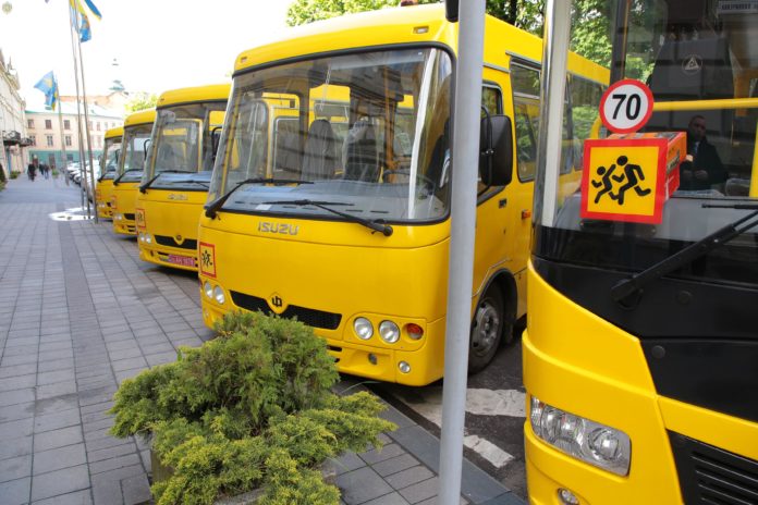 Районам та ОТГ Львівщини передали 5 шкільних автобусів Районам та ОТГ Львівщини передали 5 шкільних автобусів