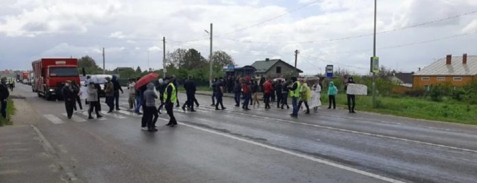 Біля Львова мешканці перекрили шість трас через утворення Львівської ОТГ Біля Львова мешканці перекрили шість трас через утворення Львівської ОТГ