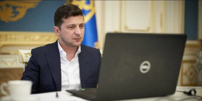 «Ви, хлопці, — засранці»: Зеленський звернувся до далекобійників, які не зважують фури (відео) «Ви, хлопці, — засранці»: Зеленський звернувся до далекобійників, які не зважують фури (відео)