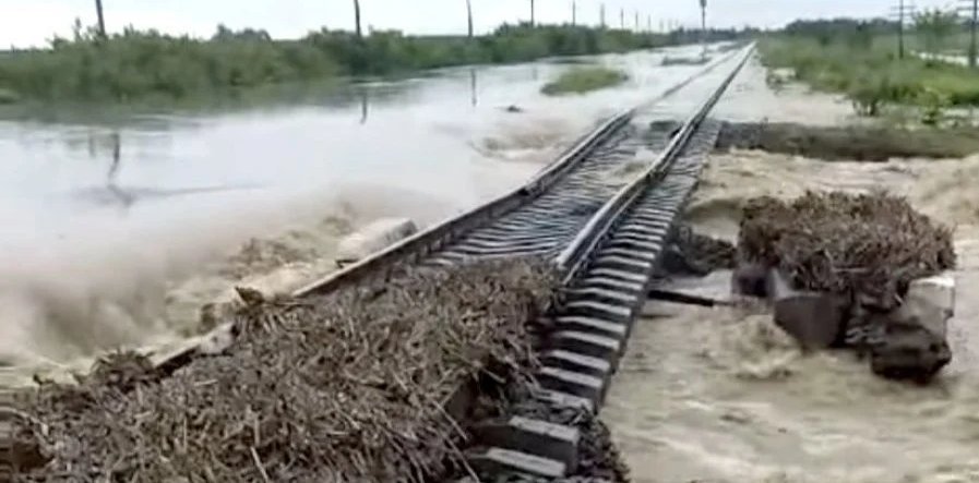 Потужний паводок на Прикарпатті зруйнував залізницю (відео)