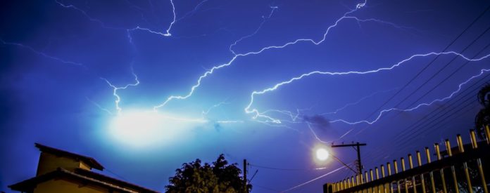 На Львівщині вдалося врятувати жінку, в яку влучила блискавка в її хаті На Львівщині вдалося врятувати жінку, в яку влучила блискавка в її хаті