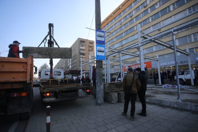 У Львові демонтують ще два МАФи У Львові демонтують ще два МАФи