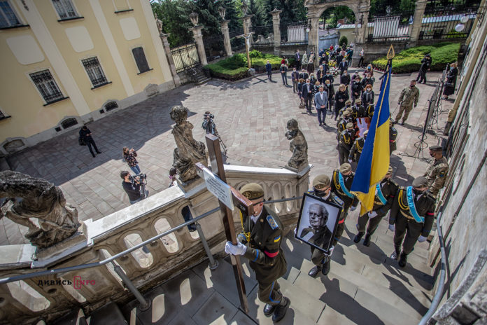 Львів у жалобі: як відбувається прощання з Мирославом Скориком (фоторепортаж) Львів у жалобі: як відбувається прощання з Мирославом Скориком (фоторепортаж)