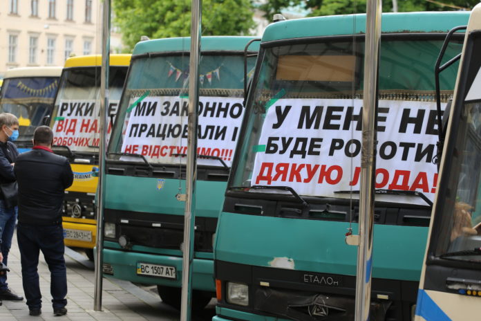 У центрі Львова перевізники вимагають відновити приміські та міжміські перевезення (фото) У центрі Львова перевізники вимагають відновити приміські та міжміські перевезення (фото)