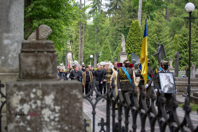 На Личаківському цвинтарі поховали композитора Мирослава Скорика (фоторепортаж) На Личаківському цвинтарі поховали композитора Мирослава Скорика (фоторепортаж)