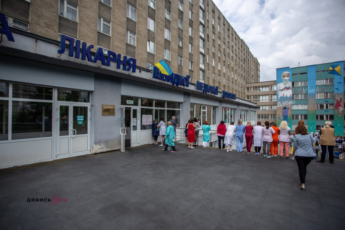 Понад шістсот пацієнтів з коронавірусом нині лікуються у семи лікарнях Львівщини Понад шістсот пацієнтів з коронавірусом нині лікуються у семи лікарнях Львівщини