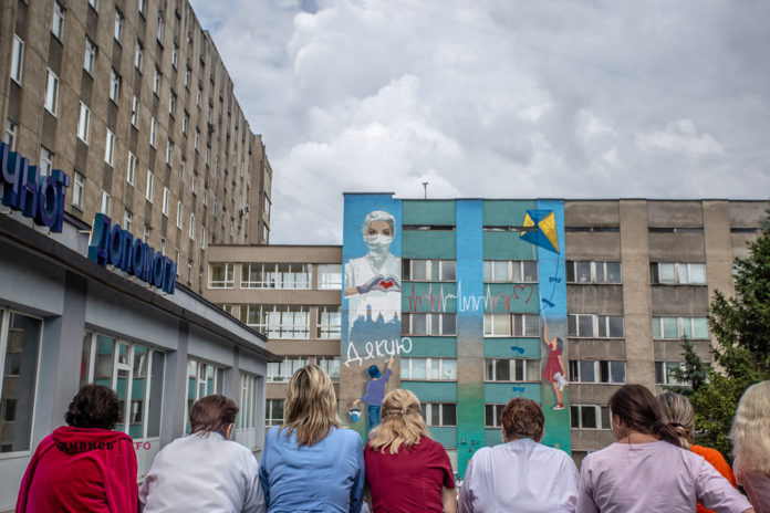 Майже тисячу нових випадків інфікування коронавірусом зафіксували в Україні за добу Майже тисячу нових випадків інфікування коронавірусом зафіксували в Україні за добу