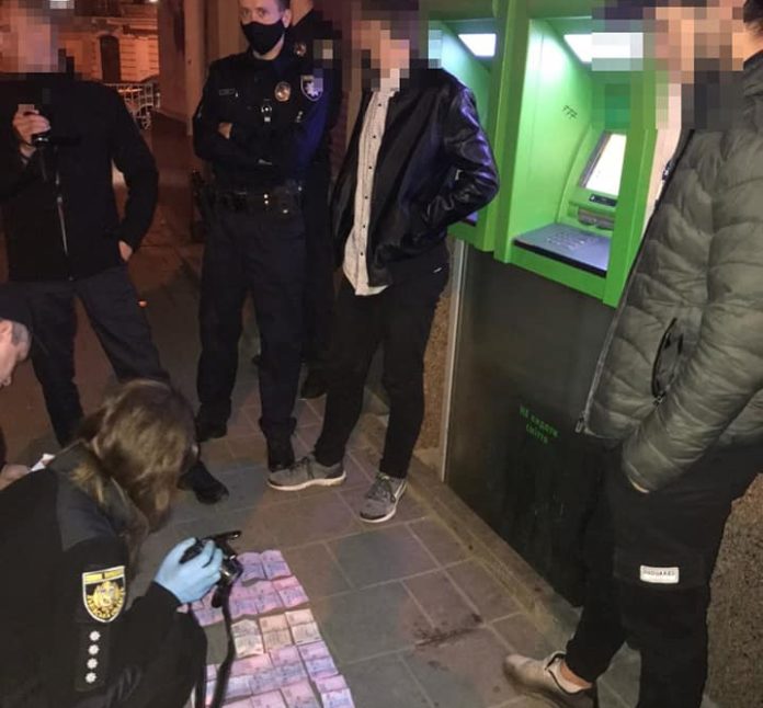 У Львові затримали грабіжників, які знімали гроші з чужої картки У Львові затримали грабіжників, які знімали гроші з чужої картки
