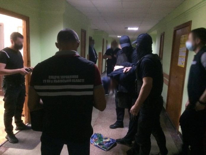 На хабарі затримали львів’янина, який хотів відкупити від служби гвардійців На хабарі затримали львів’янина, який хотів відкупити від служби гвардійців