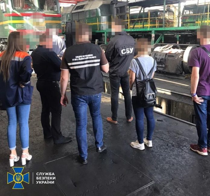 Посадовців Укрзалізниці зловили на мільйонних зловживаннях Посадовців Укрзалізниці зловили на мільйонних зловживаннях