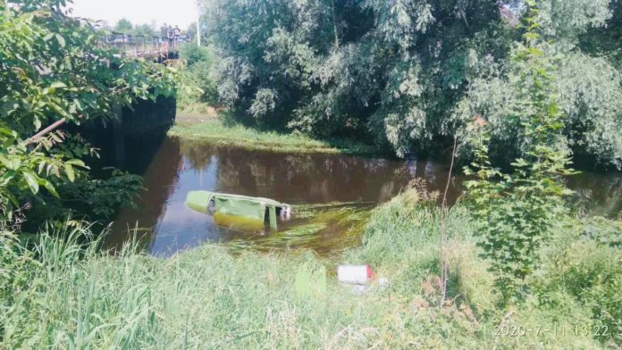 На Львівщині після ДТП авто впало в річку На Львівщині після ДТП авто впало в річку